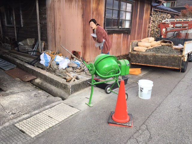 電柱の根巻き用のコンクリート打設